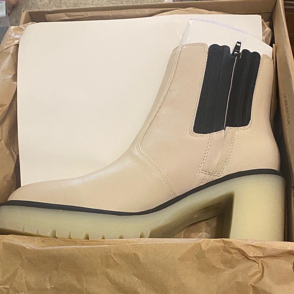 Oasis Society Elegant Beige/Black Ankle Boots 8.5 Anastasia NWT